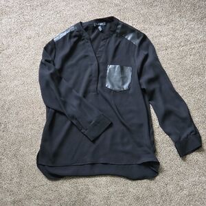 Ellen Tracy Black V-Neck Blouse – Size M